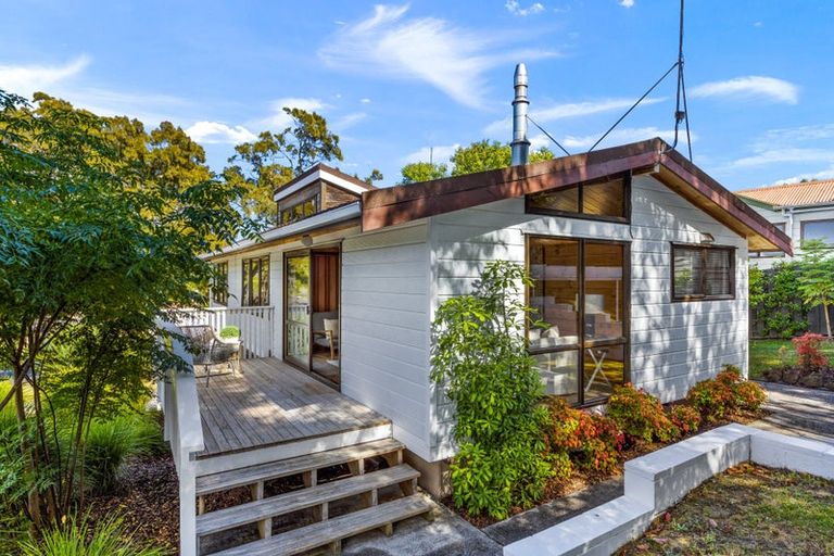 Photo of property in 2 Morlie Place, Torbay, Auckland, 0630