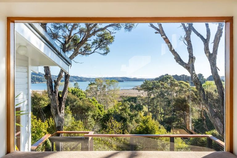 Photo of property in 92 Paekakariki Hill Road, Pauatahanui, Porirua, 5381