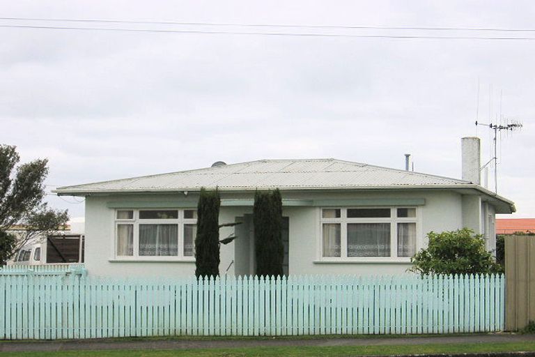 Photo of property in 6 Carlisle Street, Levin, 5510