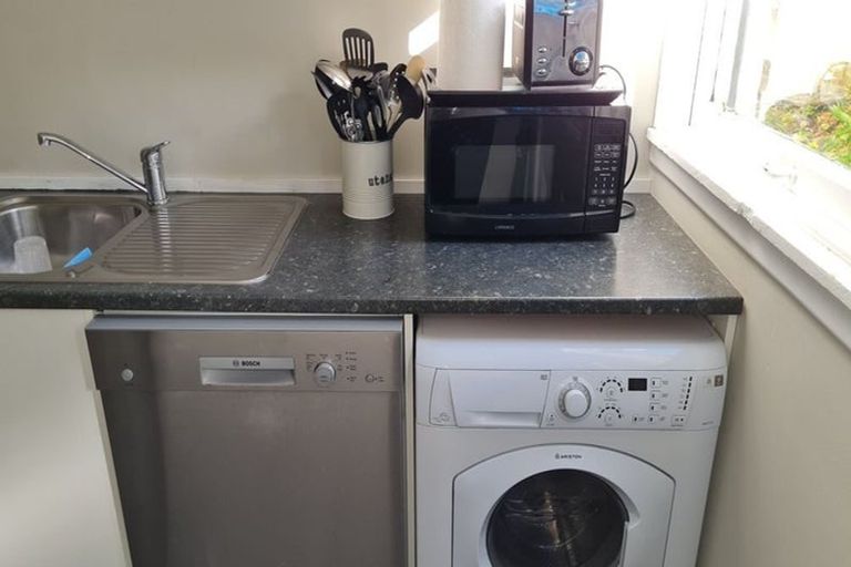 Photo of property in 17 Portland Crescent, Thorndon, Wellington, 6011