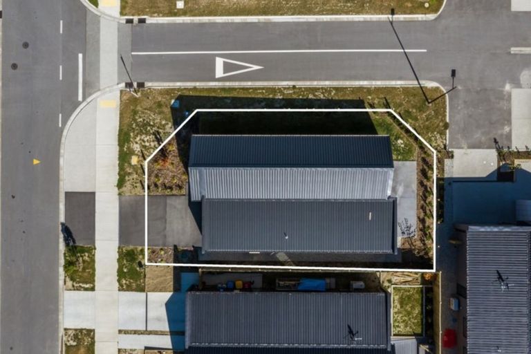 Photo of property in 2 Matakanui Lane, Wanaka, 9305