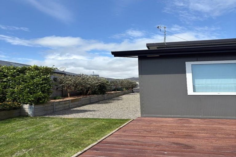 Photo of property in 18 Monaco Grove, Fitzherbert, Palmerston North, 4410