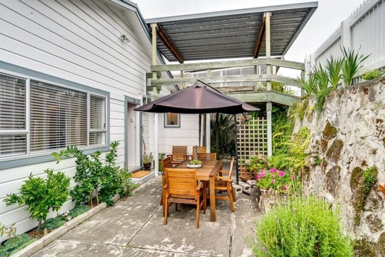 Photo of property in 22 Colenso Avenue, Hospital Hill, Napier, 4110