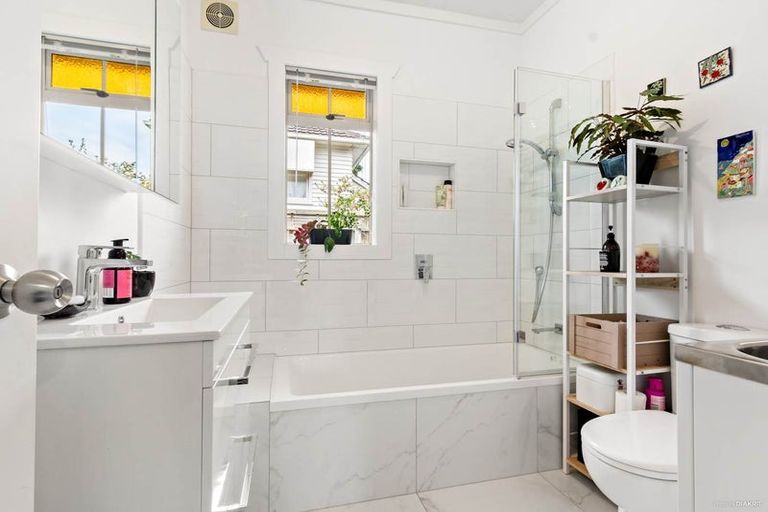 Photo of property in 1a Islington Avenue, New Lynn, Auckland, 0600