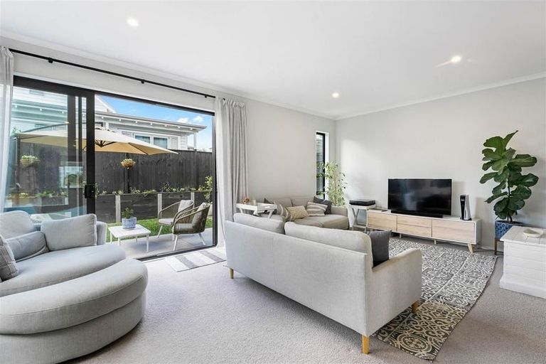 Photo of property in 31 Koura Drive, Red Beach, 0932
