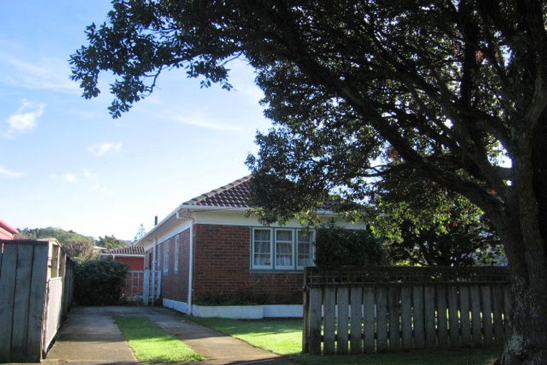 Photo of property in 2/83 Pohutukawa Street, Woburn, Lower Hutt, 5011
