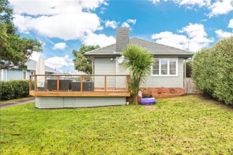 Photo of property in 37 Kervil Avenue, Te Atatu Peninsula, Auckland, 0610