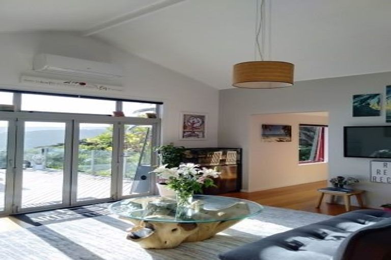 Photo of property in 35 Piha Road, Piha, New Lynn, 0772