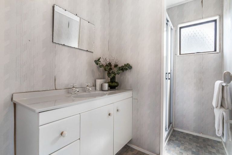 Photo of property in 111 Sandspit Road, Waiuku, 2123