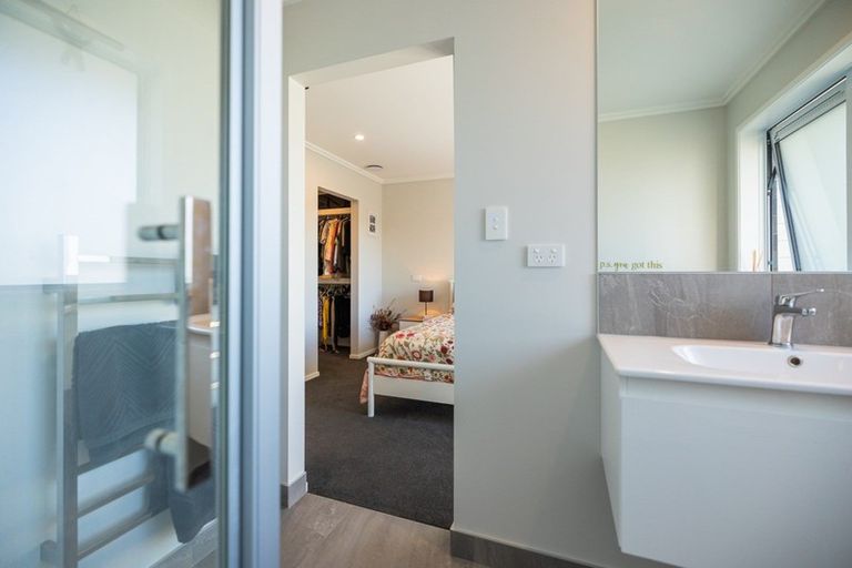 Photo of property in 10 Grenache Way, Kumeu, 0810