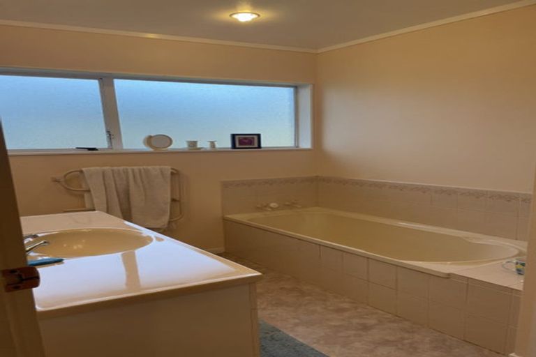 Photo of property in 33d Kirby Street, Glendene, Auckland, 0602