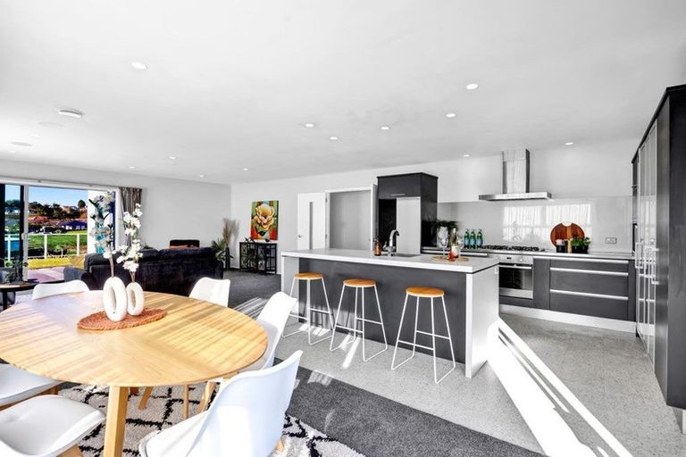 Photo of property in 17a Winstone Place, Highlands Park, New Plymouth, 4312