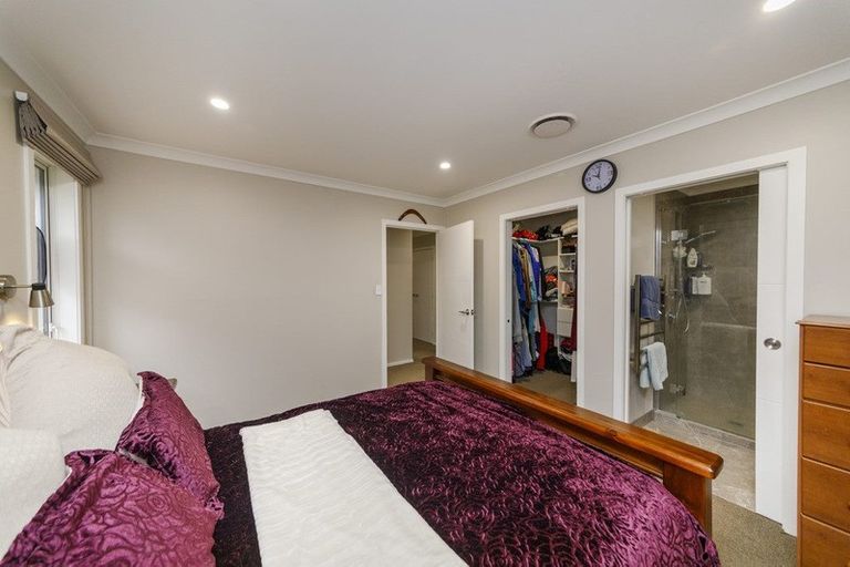 Photo of property in 6 Cyprus Place, Fitzherbert, Palmerston North, 4410