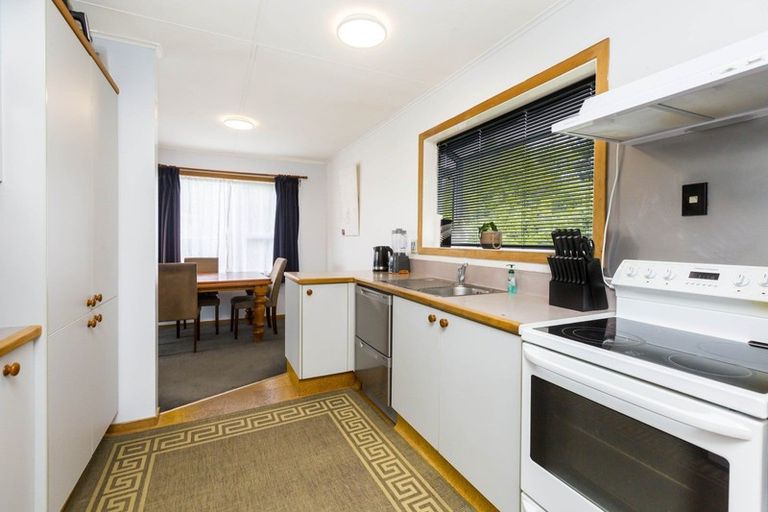 Photo of property in 28 Vista Crescent, Maoribank, Upper Hutt, 5018