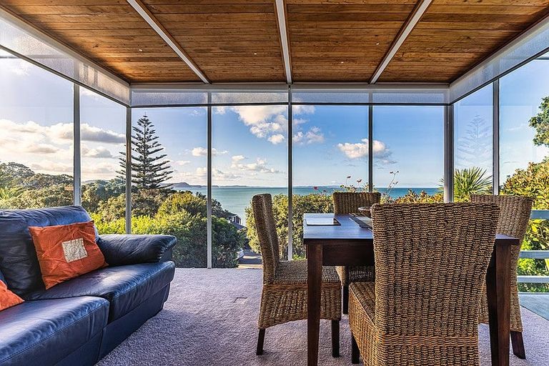 Photo of property in 28 Chelverton Terrace, Red Beach, 0932