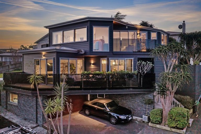 Photo of property in 29a Peter Terrace, Castor Bay, Auckland, 0620