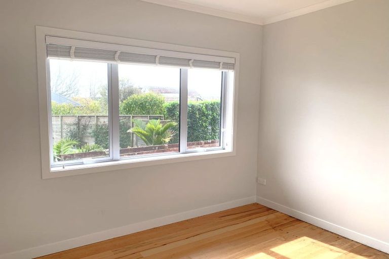 Photo of property in 1/300 Lake Road, Hauraki, Auckland, 0622