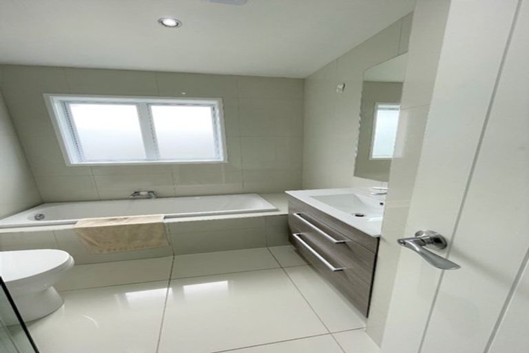 Photo of property in 25 Portadown Avenue, Pakuranga Heights, Auckland, 2010