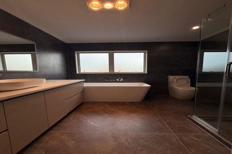 Photo of property in 2 Corta Bella Place, Golflands, Auckland, 2013