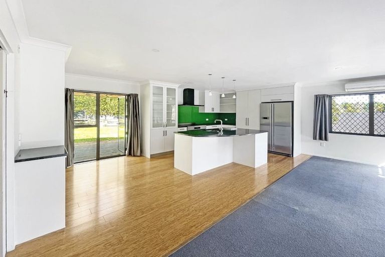 Photo of property in 2 Atahu Grove, Tirohanga, Lower Hutt, 5010