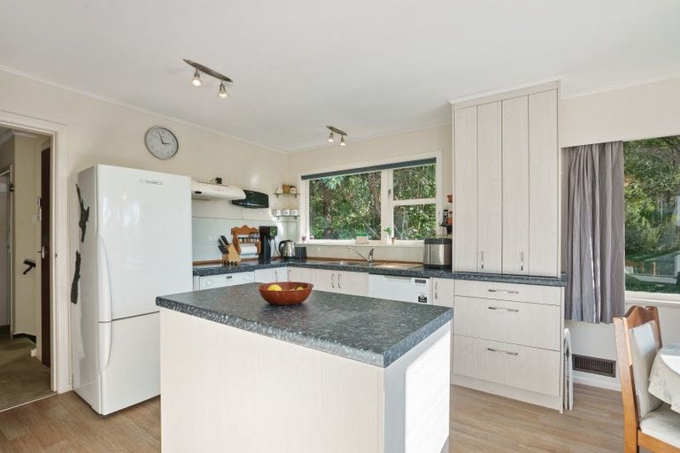 Photo of property in 10 Haven Grove, Naenae, Lower Hutt, 5011