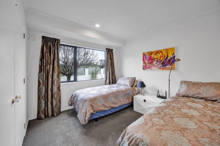 Photo of property in 10 Taylor Place, Merrilands, New Plymouth, 4312