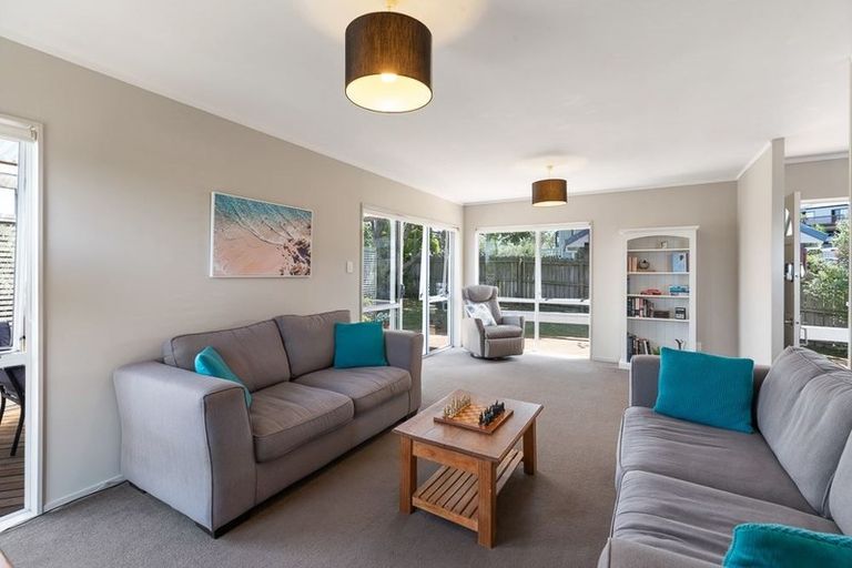 Photo of property in 1/76 Totaravale Drive, Totara Vale, Auckland, 0629