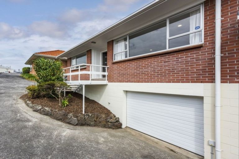 Photo of property in 2/28 Uxbridge Road, Mellons Bay, Auckland, 2014