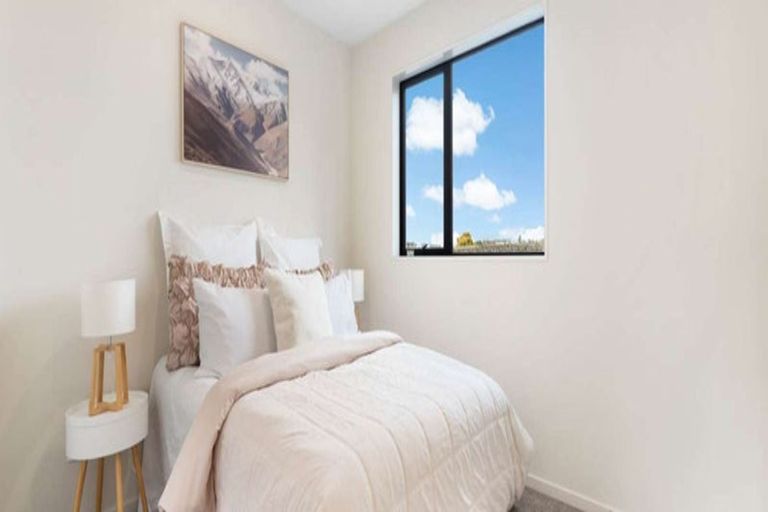 Photo of property in 10a Helleur Road, Massey, Auckland, 0614