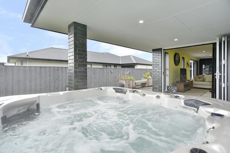 Photo of property in 14 Deans Place, Amberley, 7410