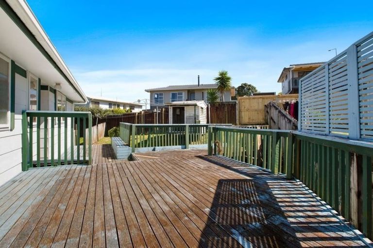 Photo of property in 17 Magdalen Place, West Harbour, Auckland, 0618