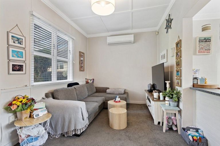 Photo of property in 176 Bowhill Road, New Brighton, Christchurch, 8083