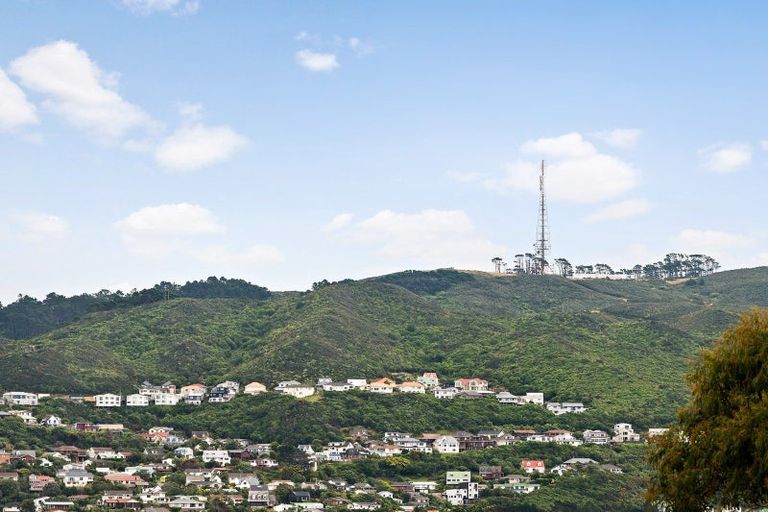Photo of property in 5 Omega Street, Newlands, Wellington, 6037