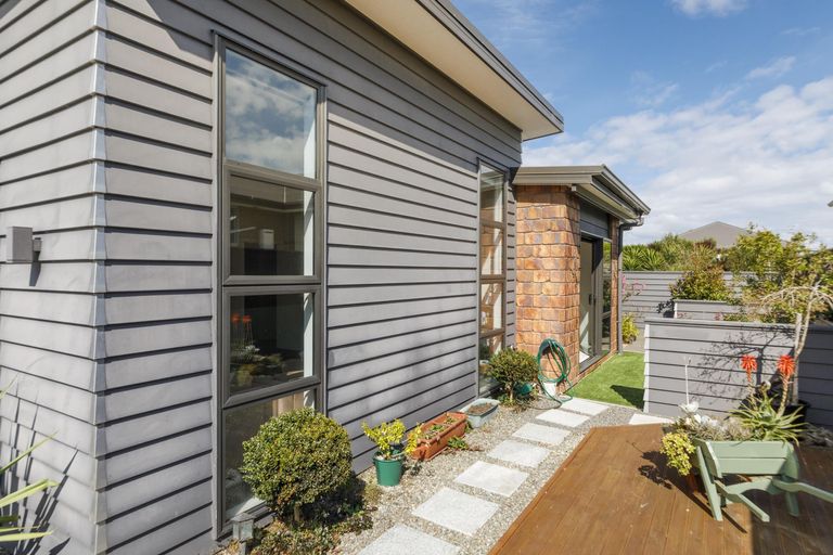 Photo of property in 18 Galea Grove, Kelvin Grove, Palmerston North, 4414