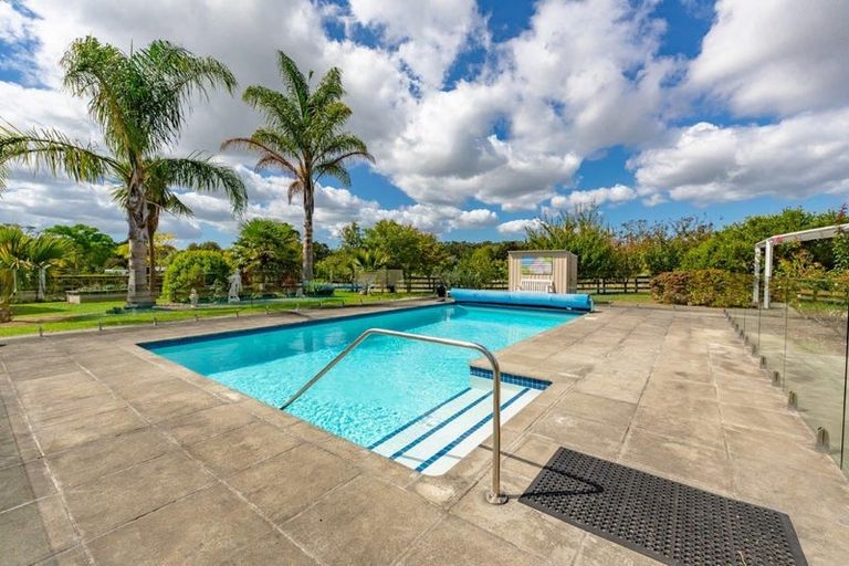 Photo of property in 42 Farrand Road, Kumeu, 0891