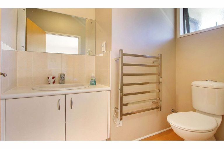 Photo of property in 42 Onetaunga Road, Chatswood, Auckland, 0626