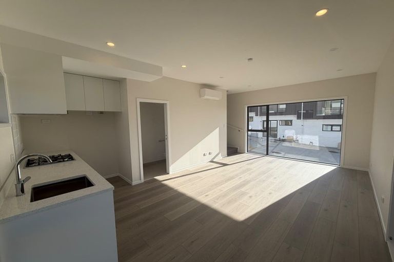 Photo of property in 27 Meadowood Drive, Unsworth Heights, Auckland, 0632