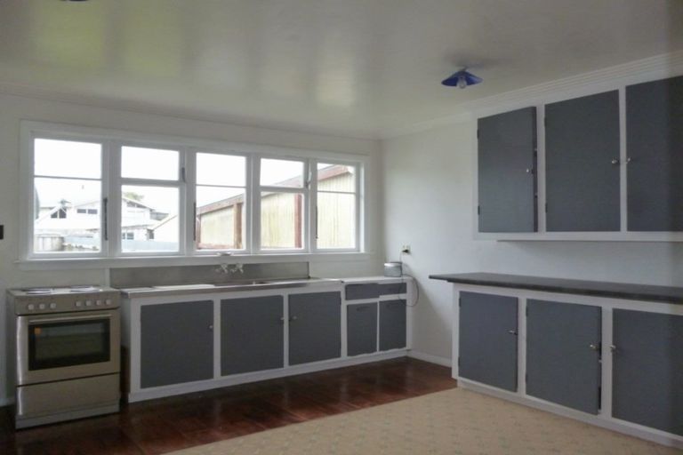 Photo of property in 13 Douglas Street, Hawera, 4610