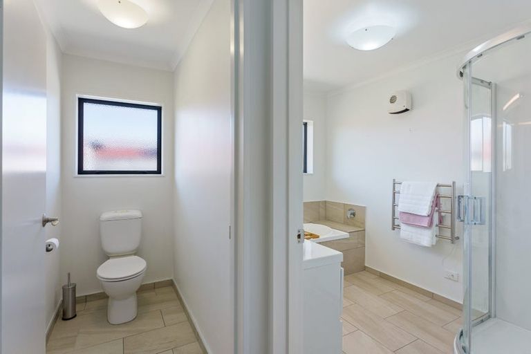 Photo of property in 22 Leanne Way, Waikanae Beach, Waikanae, 5036