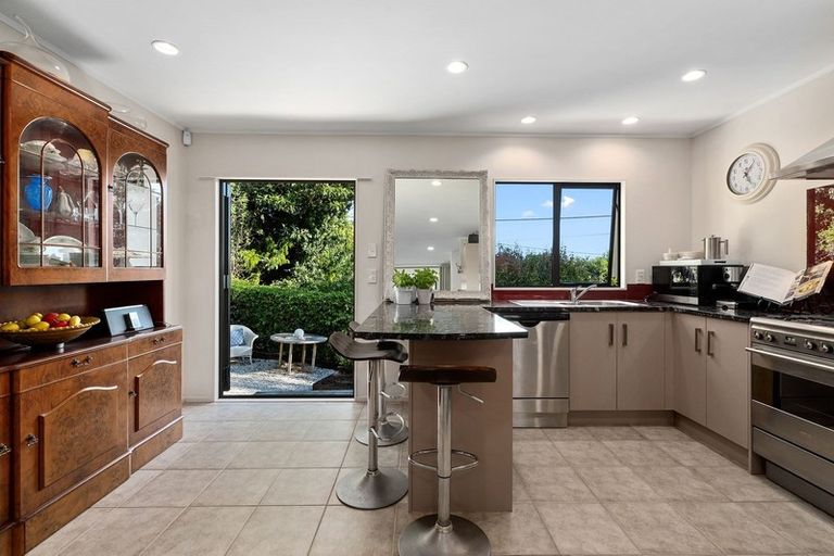 Photo of property in 2/222 Forrest Hill Road, Forrest Hill, Auckland, 0620