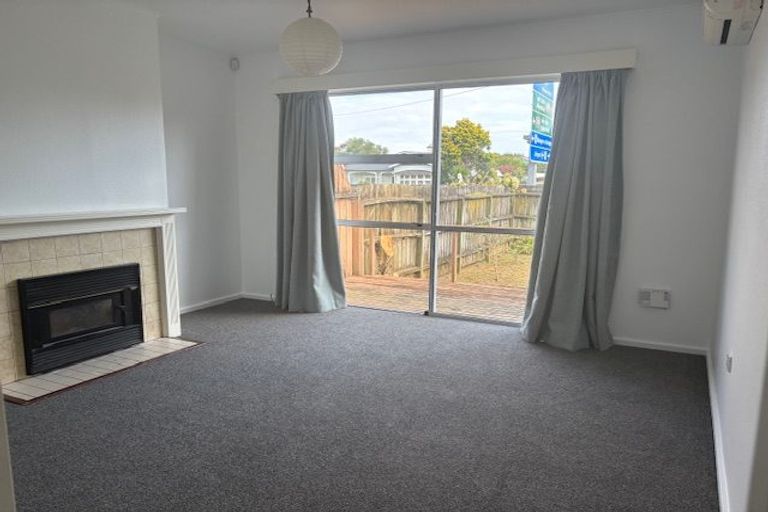Photo of property in 15 Miller Road, Mangere Bridge, Auckland, 2022