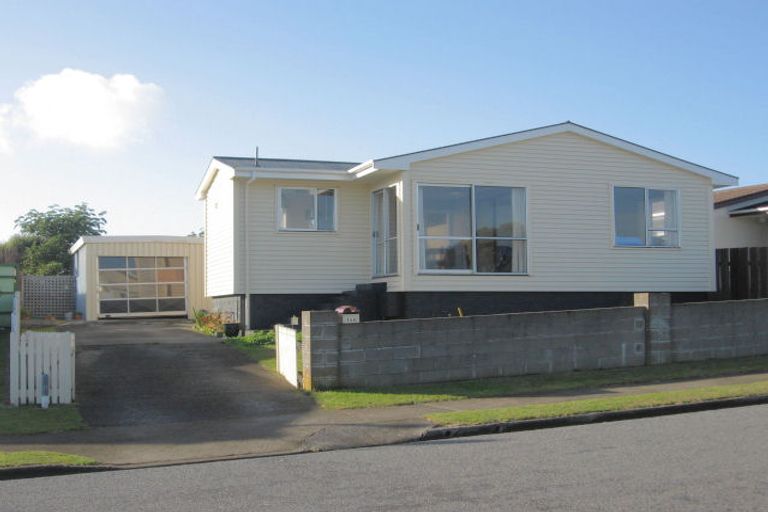 Photo of property in 150 Gloaming Hill, Titahi Bay, Porirua, 5022