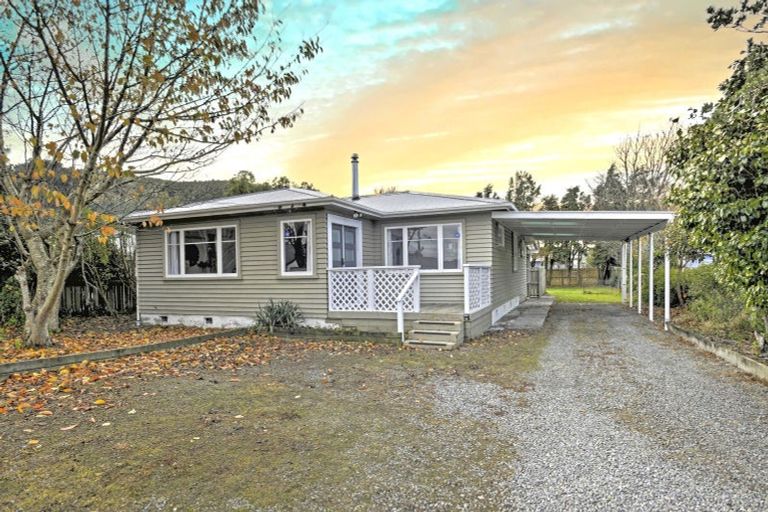 Photo of property in 37 Brandon Street, Featherston, 5710