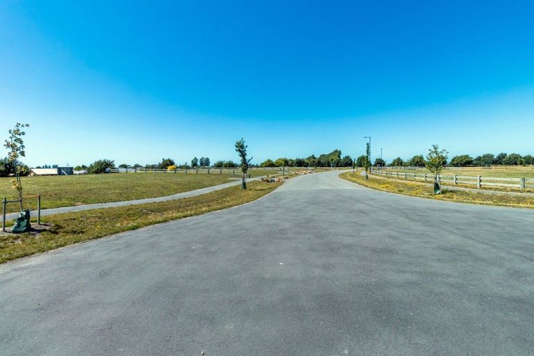 Photo of property in 16 Village Green Drive, Huntingdon, 7774