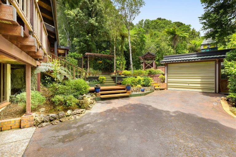 Photo of property in 13 Quinns Road, Waiatarua, Auckland, 0612