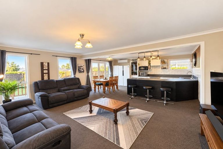 Photo of property in 17 Mortlake Street, Islington, Christchurch, 8042