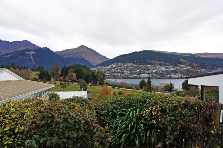Photo of property in 77 Cedar Drive, Kelvin Heights, Queenstown, 9300