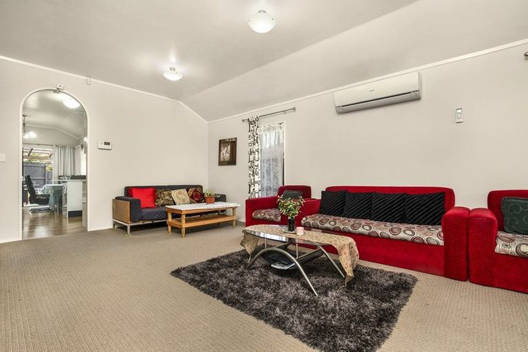 Photo of property in 32 Randwick Place, Randwick Park, Auckland, 2105