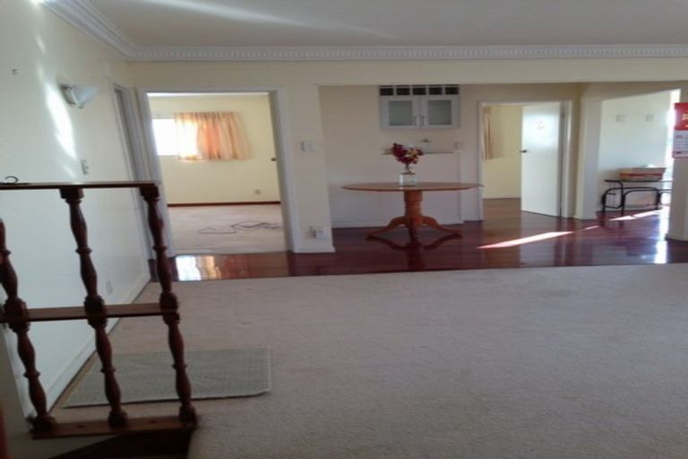 Photo of property in 2/71 Onewa Road, Northcote, Auckland, 0627