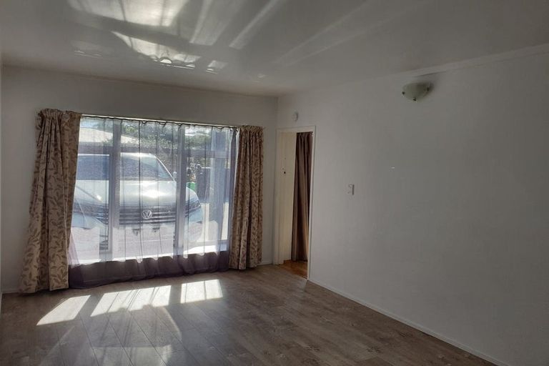 Photo of property in 1 Lowtherhurst Road, Massey, Auckland, 0614